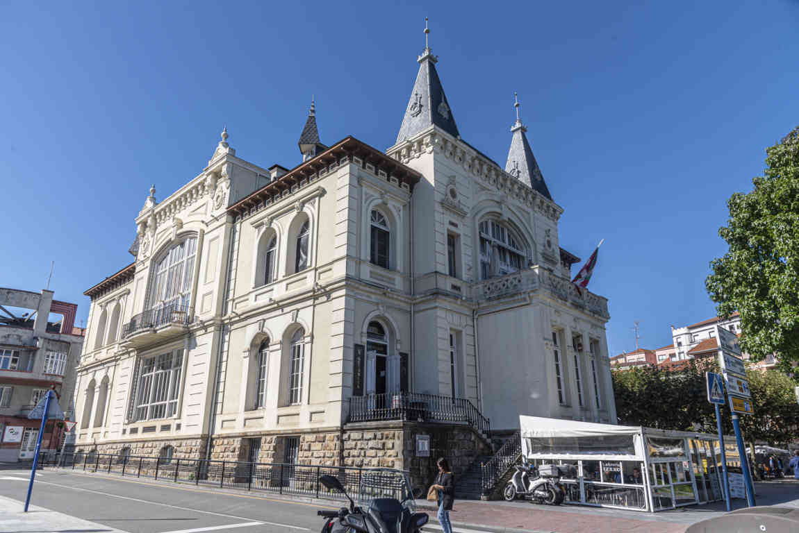 Vizcaya - Bermeo 26 - museo Nestor Basterretxea Aretoa.jpg
